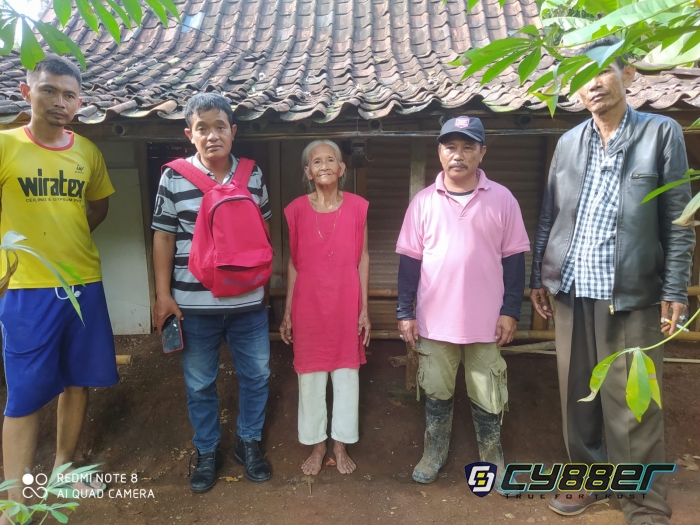 Warga Gintungan Berikan  Dukungan Bagi Mbah Sumiyen.