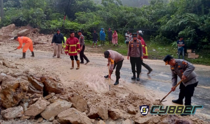 Jalan Lintas Sumbar-Riau Diterjang Longsor, Jalur Dibuat Buka Tutup Searah