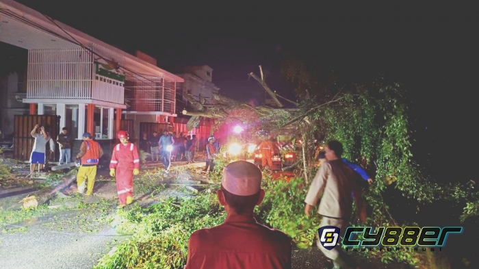 Petugas PLN Unit Riau Gerak Cepat Pulihkan Kelistrikan Karena Terjangan Hujan Badai 
