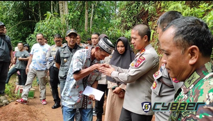 Kapolres Ciamis Serahkan Bantuan ke Korban Kebakaran Rumah di Desa Kujang 