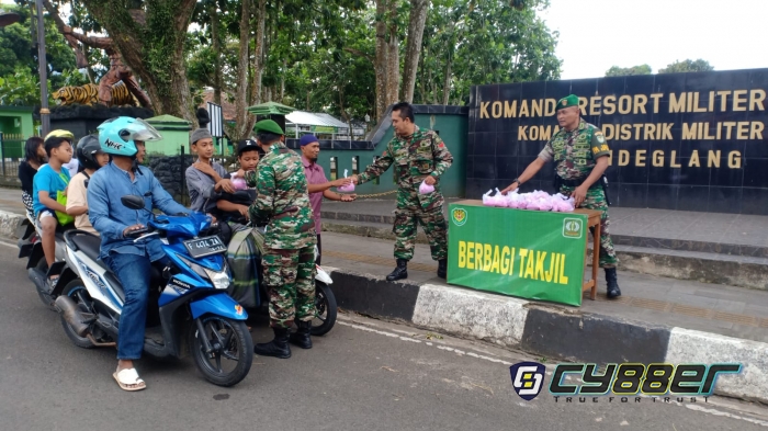 Kepedulian di Bulan Suci Ramadhan, Kodim 0601/Pandeglang Berikan Takjil Kepada Warga