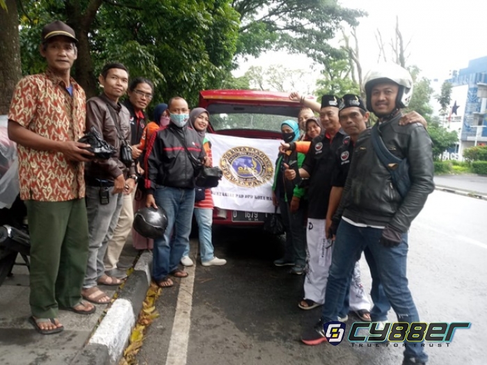 Jelang Buka Puasa, Paguyuban Asep Dunia Berbagi Takjil 