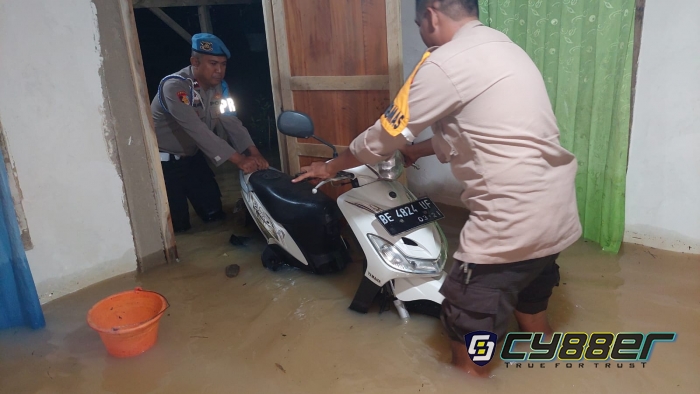 Dilanda Banjir, Polsek Simpang Pematang Geruduk Rumah Warga