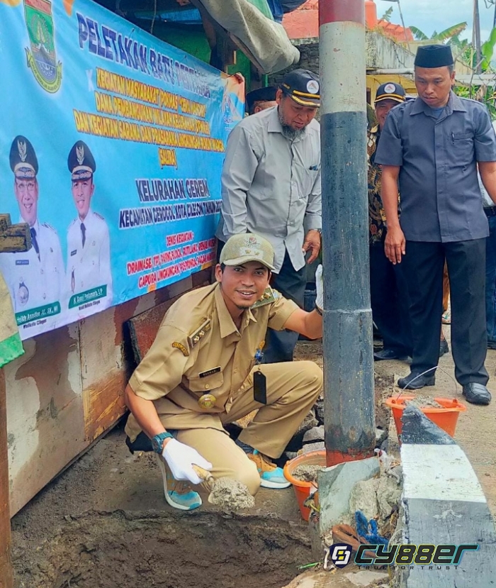 Peletakan Batu Pertama Pembangunan Gapura Lingkungan Kalibaru Kelurahan Gerem