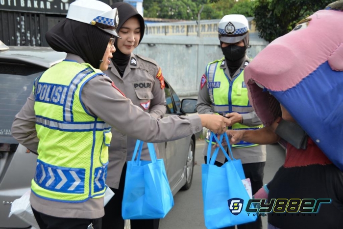 Personil Polwan Polres Bogor Berbagi Paket Berbuka Puasa Kepada Masyarakat