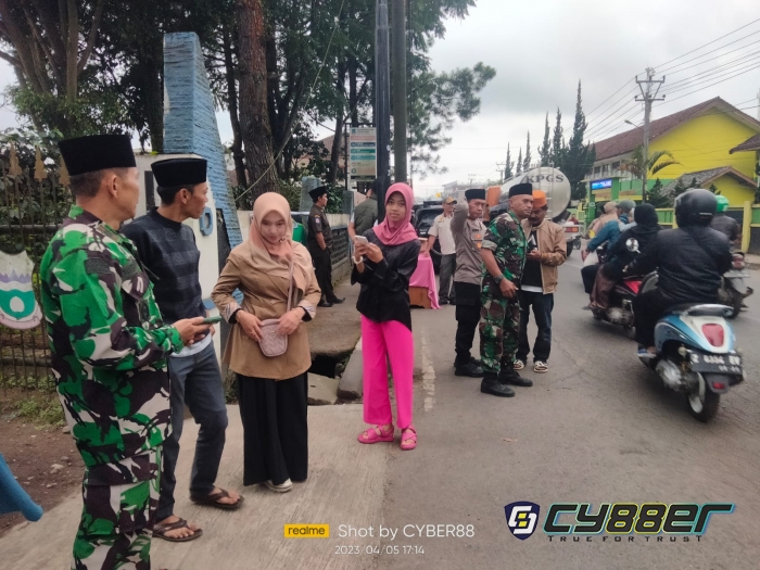 Forkopimcam Bersama DPK Apdesi Cikajang Berbagi Takjil di Bulan Ramadhan