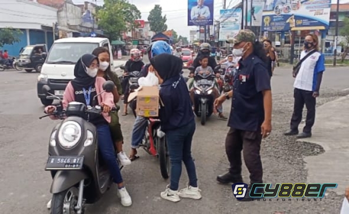 Takjil Ramadhan DPC PWMOI Kabupaten Cilacap di Serbu Warga