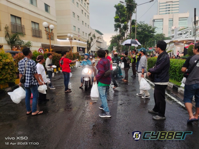 Bersama KJJT, Relawan Pathas Bagikan 1000 Takjil di WTC E-Mall Surabaya