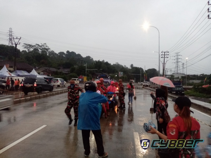 Jelang Buka Puasa, LMPI Marcab Kabupaten Sukabumi Bagi-bagi Ratusan Takjil