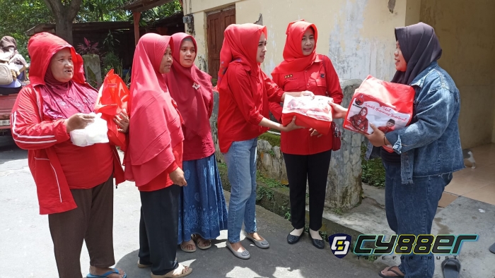 Anggota DPRD Provinsi Jateng Hj Kadarwati Berikan 500 Paket Sembako Kepada Warga
