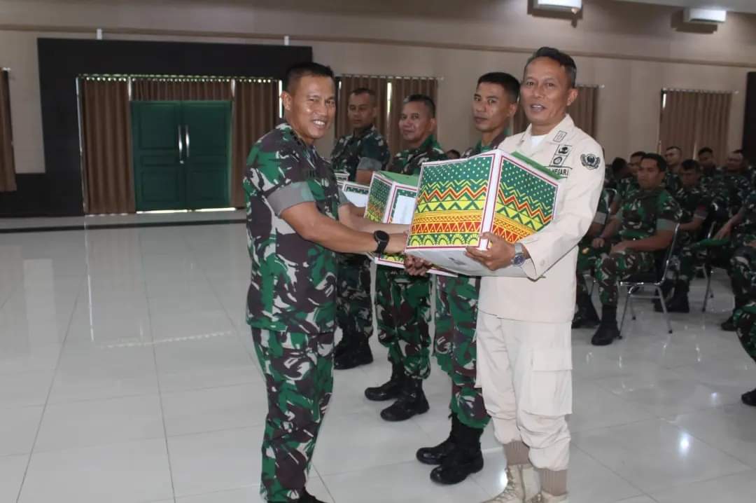 Danpusdikku Ditkuad Kolonel Cku Heri Hermawan, S.E., M.M., M.I.Pol memberikan jam komandan kepada seluruh personel Pusdikku Ditkuad