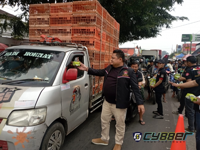 Raih Berqah Ramadhan, LSM Perkara KBB Bagikan Takjil untuk Para Pemudik