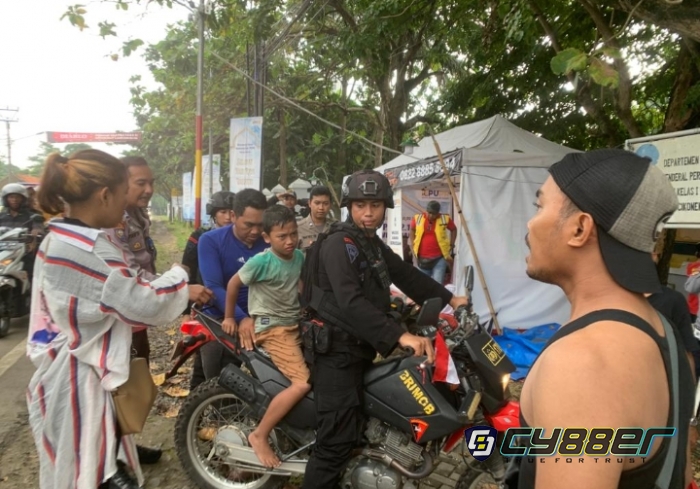 Pasca Lebaran, Satbrimob Polda Banten Melaksanakan Patroli di Kawasan Wisata Pantai Anyer