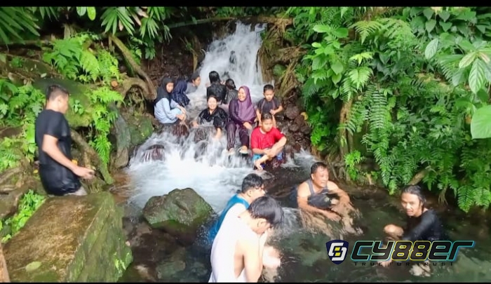 Nuansa Ceria Pengunjung Way Bekhak di Hari Raya