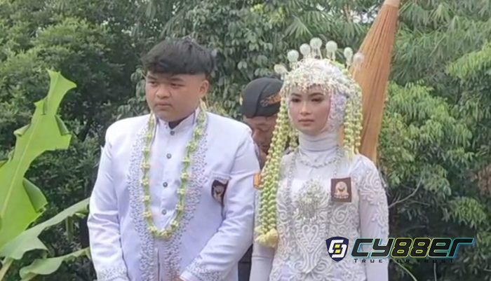 Viral Purnawiyata Sepasang Anak SMK di Cilacap Memakai Pakaian Pengantin Sunda