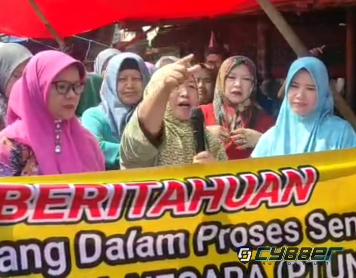 Bupati Bandung Harus Dengar, Ini Ungkapan Histeris Emak emak Pedagang di Pasar Banjaran: Seharga Sendal Jepitpun Kami Akan Pertahankan Hak
