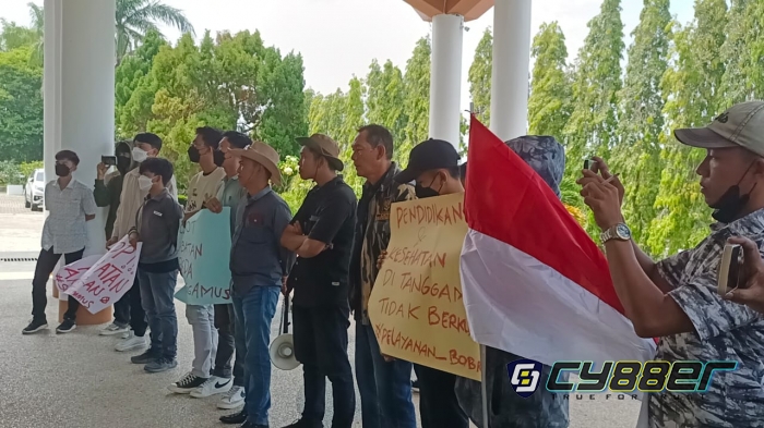 Puluhan Mahasiswa Mengutuk Tindakan Kejahatan Anggaran Pemerintah Kabupaten Tanggamus.