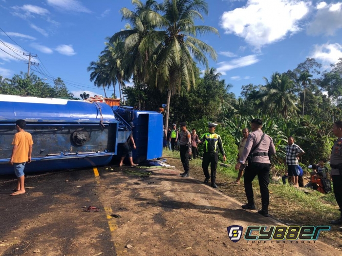 Sebuah Truck Tangki Bermuatan Solar Terguling di Jalan Teba Bunuk Kobar