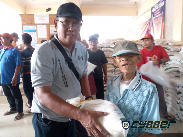 1028 Warga Desa Mirat Terima Bantuan Beras 10 Kg dari Kemensos