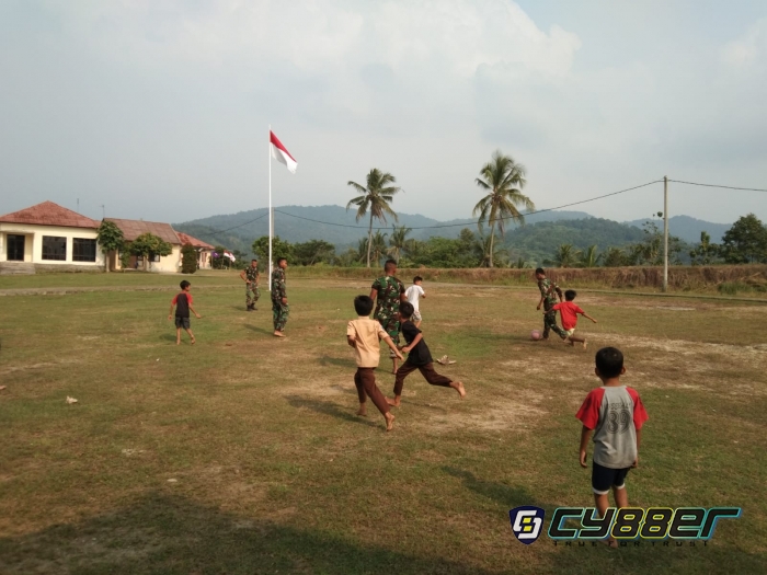 Lepas Jenuh, Satgas TMMD Kodim 0623/Cilegon Bermain Sepak Bola Bersama Anak-anak