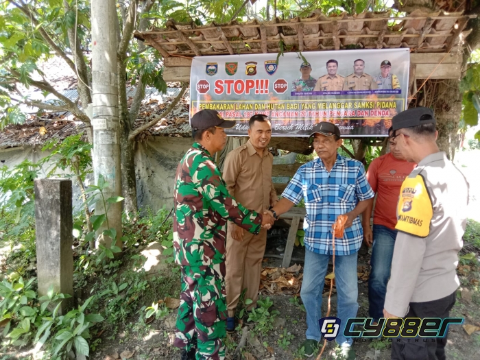 Bhabinkamtibmas Bersama Babinsa Beri Imbauan Karhutla ke Masyarakat