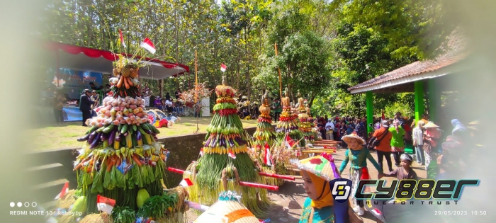 Delapan Gunungan Warnai Bersih Desa Serut