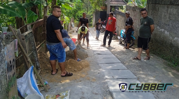 Ojeg Pasar Cigombong dan Masyarakat Siliwangi Perbaiki Jalan Secara Swadaya 