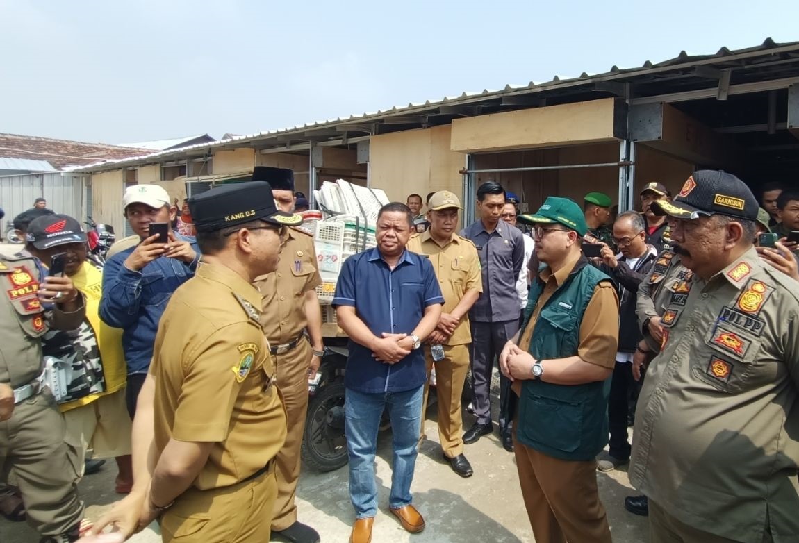 Bupati Bandung Pantau Langsung Proses Relokasi Pedagang Pasar Banjaran