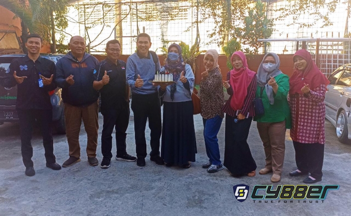 SMK Mahardika Berangkatkan Umroh Dua Wakasek