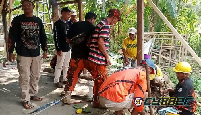 Pemuda Pancasila PAC Bantrsari MPC Cilacap Laksanakan Bedah Rumah Nenek Tumini