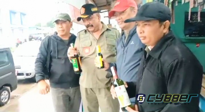 Gercep Satpol PP Kabupaten Bandung Grebek Sebuah Rumah Dijadikan Gudang Miras di Warung Lobak