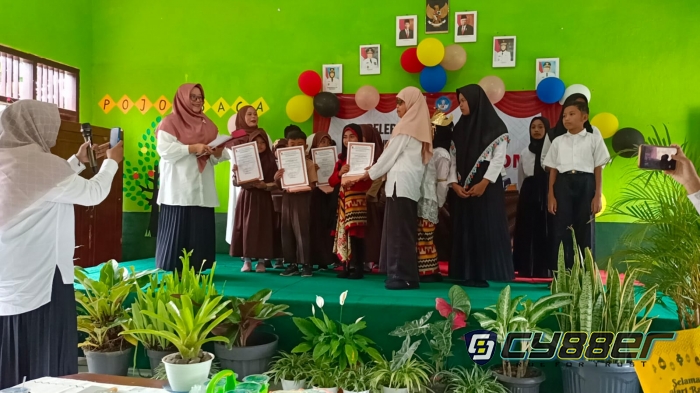 Sudi Rahayu Ungkapkan Kesedihan Saat Purnabakti di SDN 2 Kota Dalom