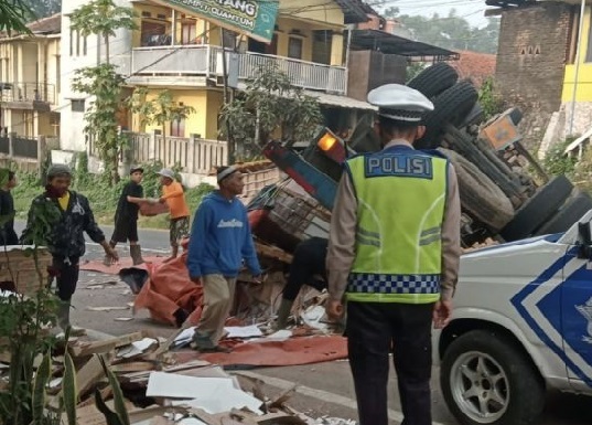 Diduga Rem Blong, Truk Terguling di Nagreg Tutup Jalur Bandung-Tasikmalaya