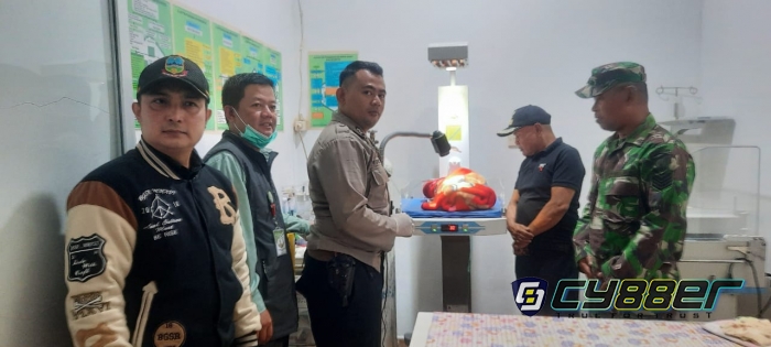 Seorang Bayi Ditemukan Dengan Tali Pusar Masih Menempel Dibungkus Kantung Plastik