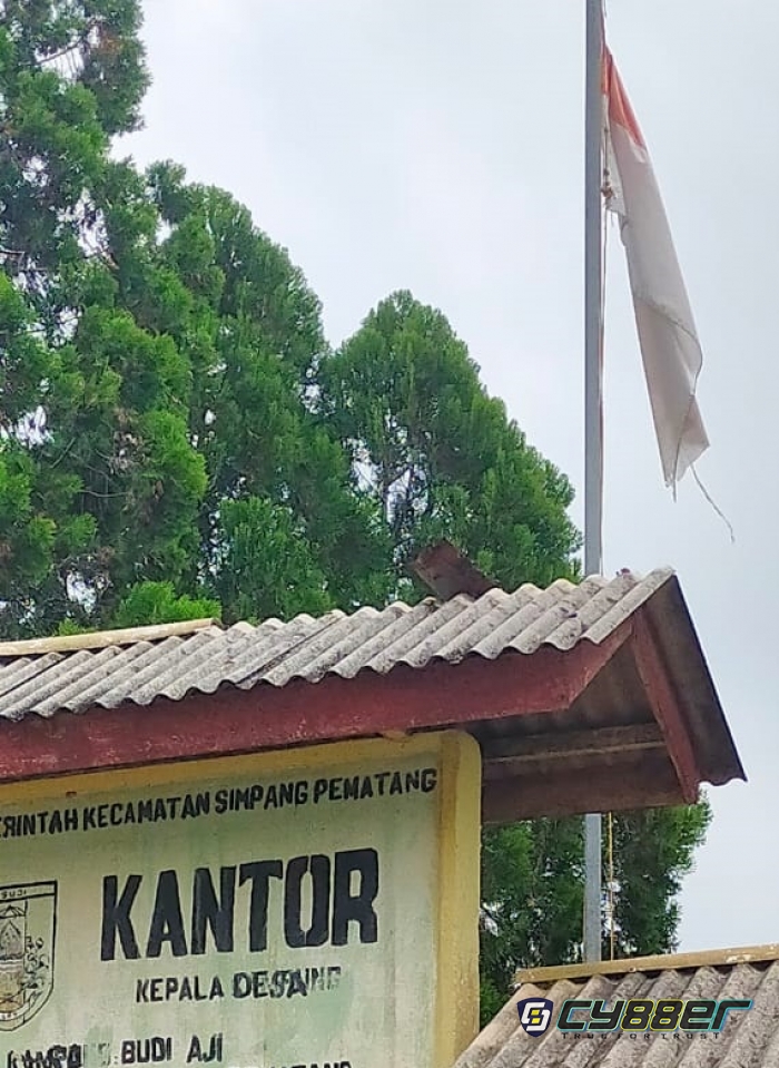 Miris!!! Bendera Usang dan Koyak Berkibar di Kantor Balai Desa Budiaji Mesuji. Bila Sengaja, Ini Sanksinya