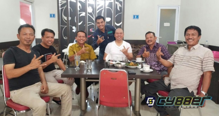 Melintas Menuju Sumsel, Bupati Taput Singgah Ngopi Bareng Bersama DPRD di Inhu