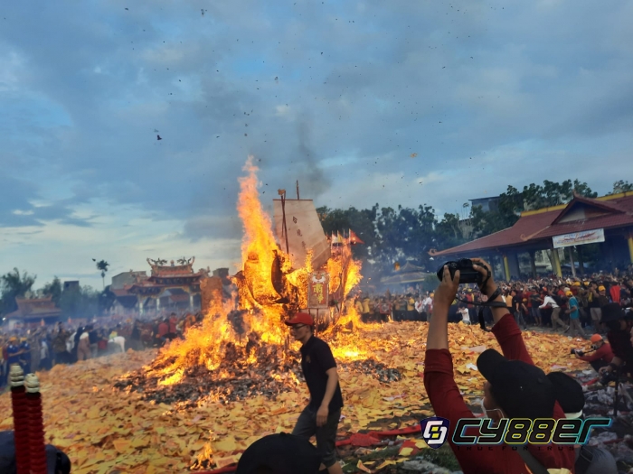 Festival Bakar Tongkang di Rohil Berlangsung Mariah, Aman dan Lancar