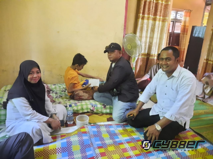 Penggiat Sosial Akmal Daud Kunjungi Adek Irji Penderita Kanker, Ajak Berobat