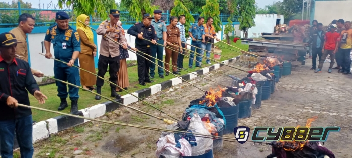 Pihak KPBC Dumai Musnakan Barang Ilegal Hasil Tangkapan