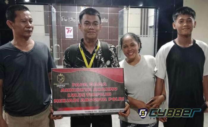 Anak Penjual Sepatu Pinggiran Jalan Kota Rengat Lulus Polisi Tanpa Ada Biaya