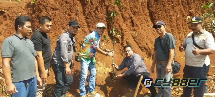 Dukung PROKLIM Kelurahan Gerem Ketua DPD PJS Provinsi Banten Lakukan Penanaman Pohon di Cikuasa