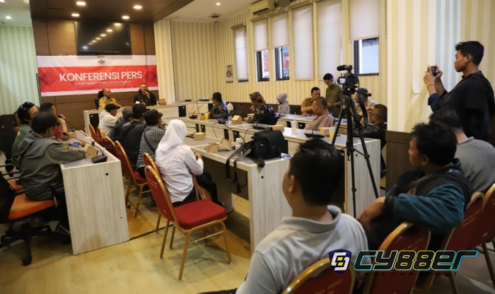 Sekwan DPRD Kota Cimahi Gelar Konferensi Pers Terkait Musibah Keracunan