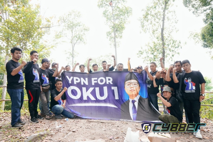Peringati HUT OKU ke-113, Relawan YPN Kibarkan Bendera YPN FOR OKU 1 di Bukit Tertinggi