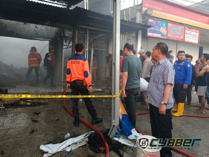 Toko Elektronik dan Kantor JNT di Pasar Simpang Pematang Ludes Dilalap Sijago Merah