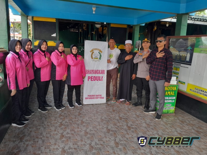 Bhayangkari Ranting KSKP Merak Lakukan Jumat Berkah 
