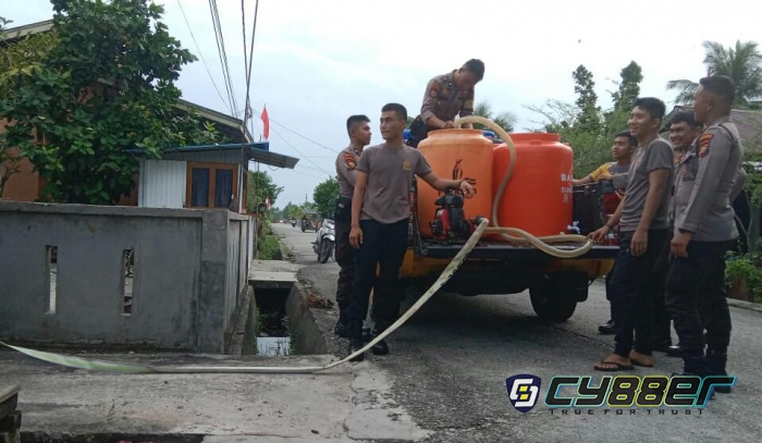 Dampak Kemarau Personel Satsamapta Polres Meranti Bantu Suplai Air Bersih ke Warga 