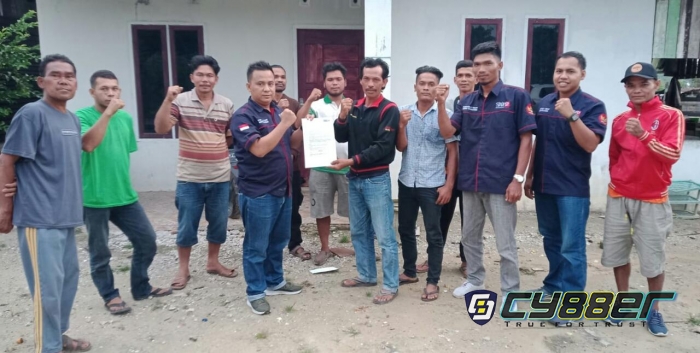 Ketua Terpilih PUK di DPC Federasi Buruh di Lubuk Sakat Terima SK