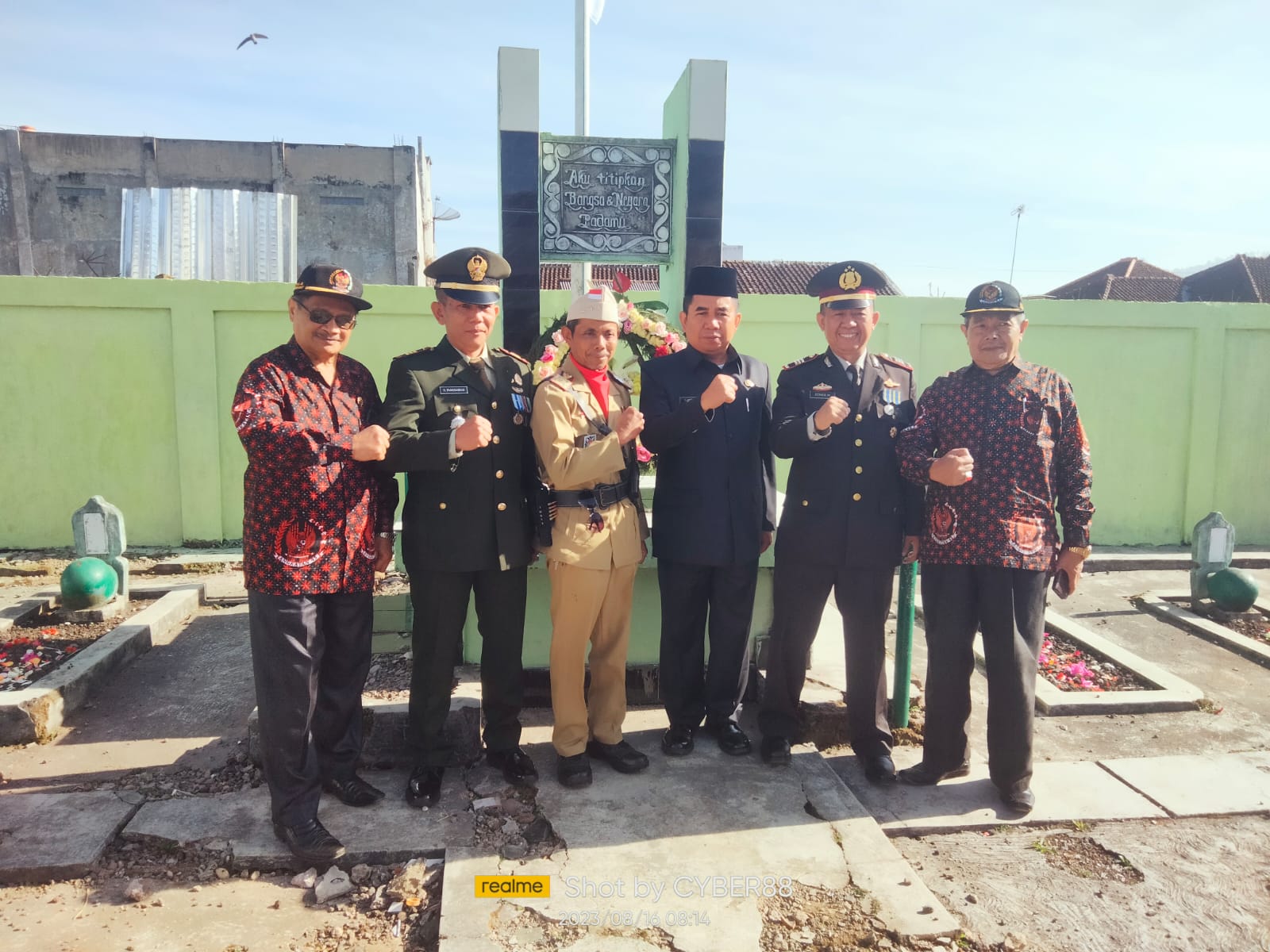 Forkopimcam Cikajang Gelar Upacara Tabur Bunga dan Ziarah di TMP Batuwangi