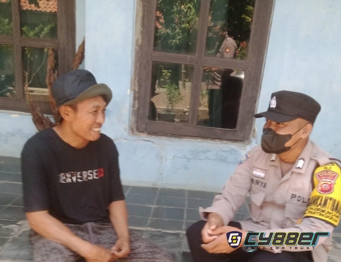 Bhabinkamtibmas Polsek Panyingkiran Jalin Silaturahmi dengan Warga Desa Pasirmuncang