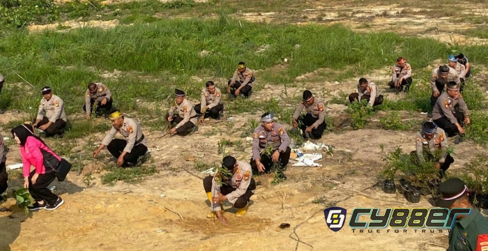 Polres Pelalawan Laksanakan Penghijauan Tanam 3200 Batang Pohon